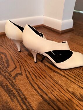 Women's White Pointed Kitten Heel Pumps
